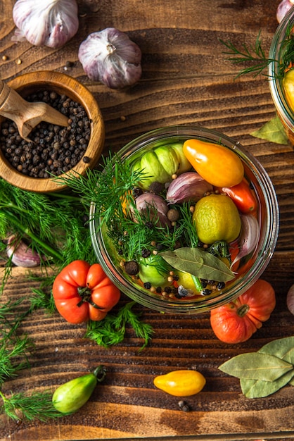 Składniki na drewnianym stole